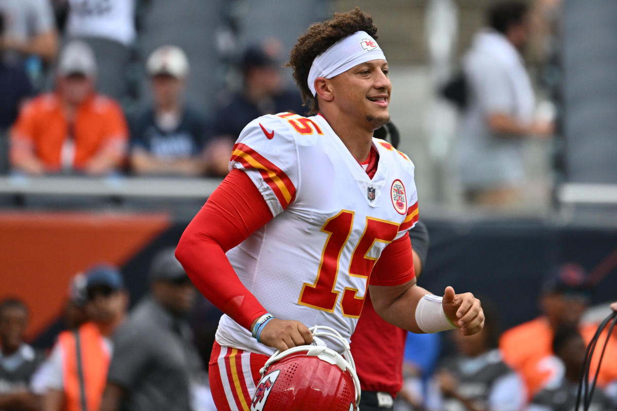 Mahomes Throws 2 TDs, Runs for 1 as Chiefs Beat Bears 26-3, Chicago News