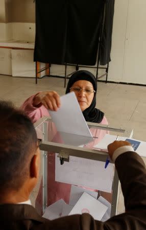 A voter casts his ballot at a polling station in Rabat, Morocco October 7, 2016. REUTERS/Youssef Boudlal