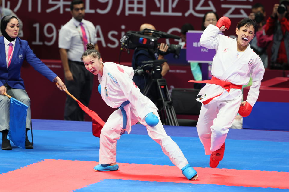 我國空手道選手谷筱霜選手(右)逆轉哈薩克好手(左)奪得女子50公斤級金牌。