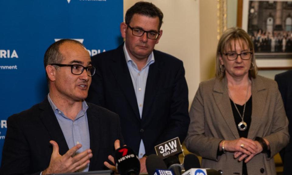 Le vice-premier ministre sortant de Victoria, James Merlino, s'adresse aux médias aux côtés du premier ministre, Daniel Andrews, et de Jacinta Allan, qui est proposée pour le rôle.