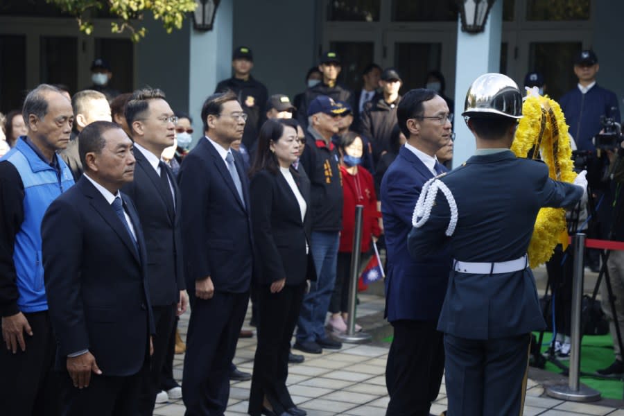 國民黨一行人1日前往桃園大溪頭寮陵寢謁陵。