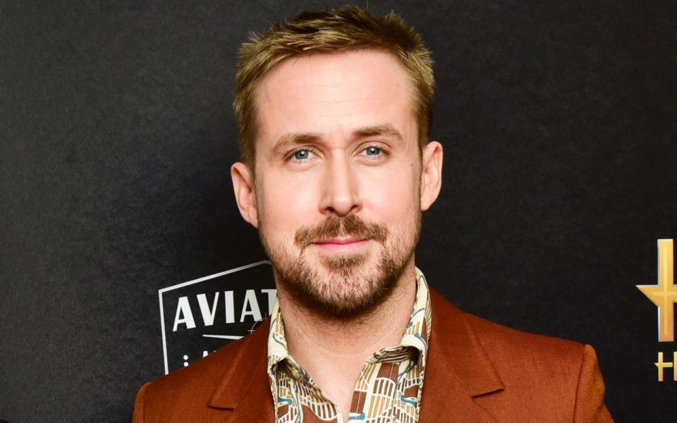 <p>Eine Frau möchte die 6th Avenue in New York überqueren. Die Britin (Linksverkehr!), schaut in die falsche Richtung und wird beinahe von einem Taxi überrannt. Ein Mann reißt sie gerade noch zurück: Hollywoodstar Ryan Gosling! Das ist Laurie Penny 2012 tatsächlich passiert. "Ich wurde buchstäblich, BUCHSTÄBLICH gerade von Ryan Gosling vor einem Auto gerettet", twitterte sie. (Bild: Rodin Eckenroth/Getty Images)</p> 