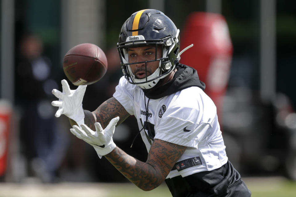 Pittsburgh Steelers wide receiver Donte Moncrief (11) makes a catch in drills during an NFL football practice, Tuesday, May 21, 2019, in Pittsburgh. (AP Photo/Keith Srakocic)