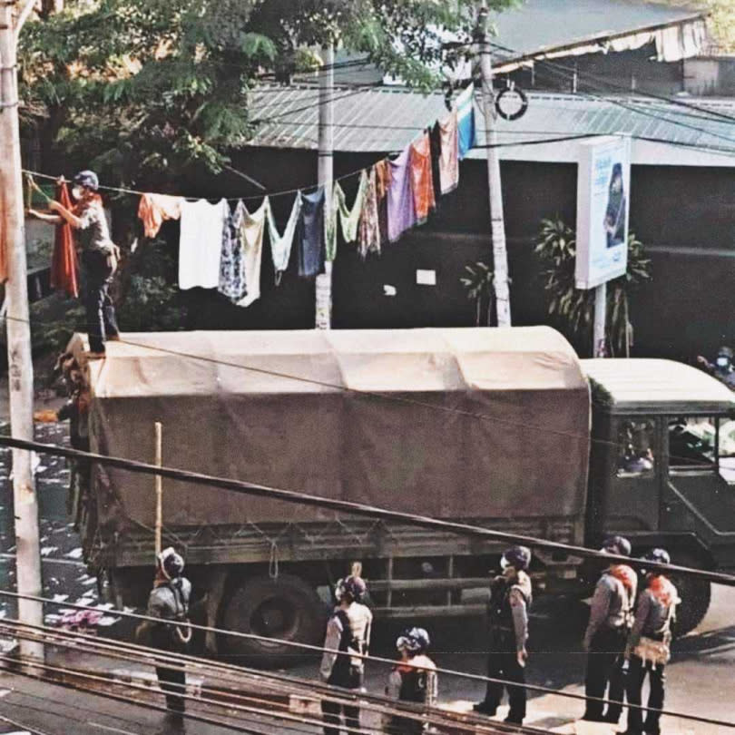 緬甸軍警想辦法拆除路上的籠基。（圖／翻攝自推特）