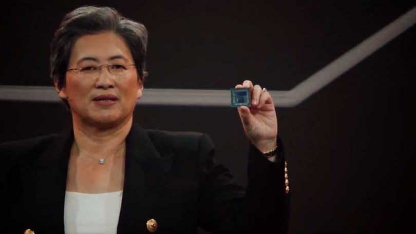 處理器大廠超微（AMD）藉台積電5奈米先進製程全力推動最新的Zen架構處理器產品，圖為超微執行長蘇姿丰展示新產品。（圖／報系資料照）