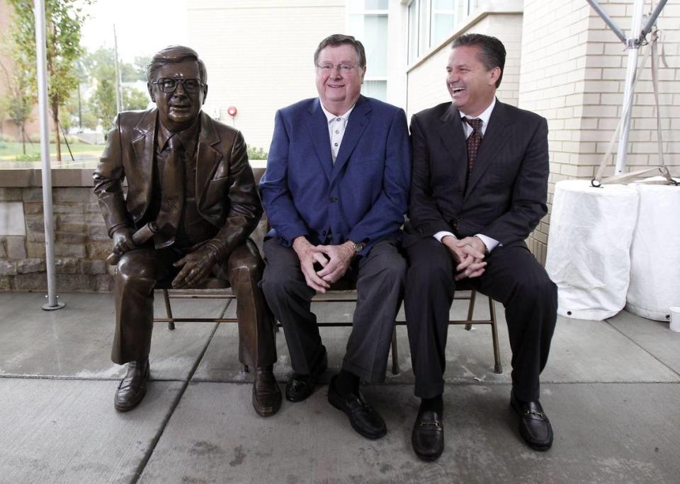 Joe B. Hall sat between a newly created sculpture of the former UK coach and current coach John Calipari during an unveiling ceremony at the Wildcat Coal Lodge in 2012.
