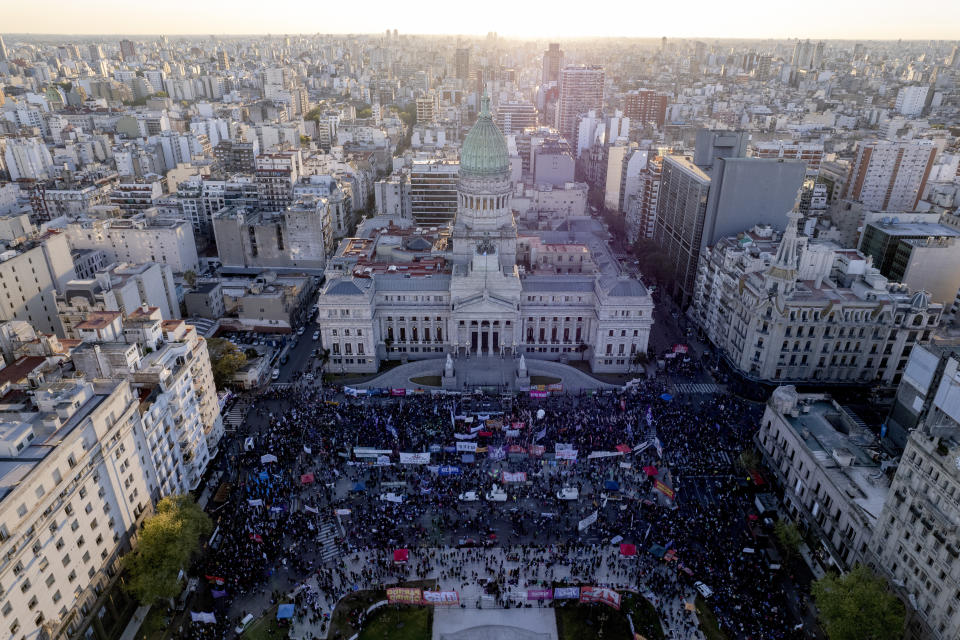 Personas marchan hacia el Congreso en el Día Internacional del Aborto Seguro en Buenos Aires, Argentina, el jueves 28 de septiembre de 2023. (AP Foto/Cristian Kovadloff)