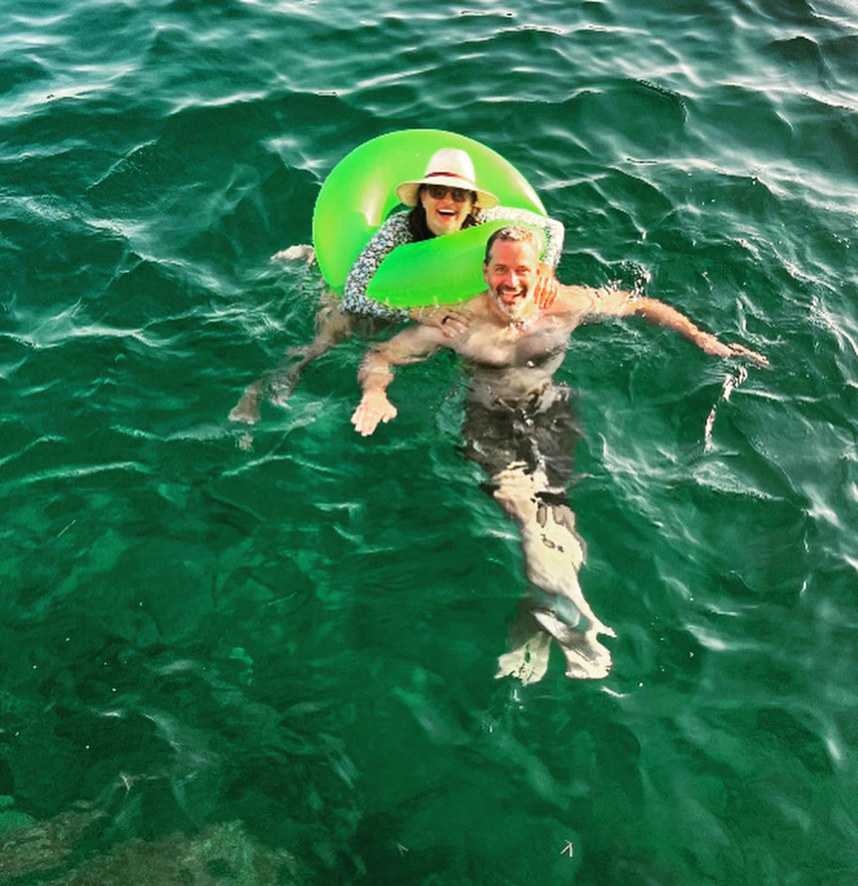 Mariska Hargitay and Peter Hermann are living their best life on vacation. (@herealmariskahargitay via Instagram)
