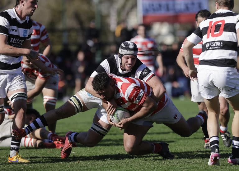 Ezequiel Oliva da una puntada después de un ruck pero lo frena un tackle; Alumni sigue entre los cinco primeros, bien posicionado como para conseguir una plaza en los playoffs del certamen de URBA.