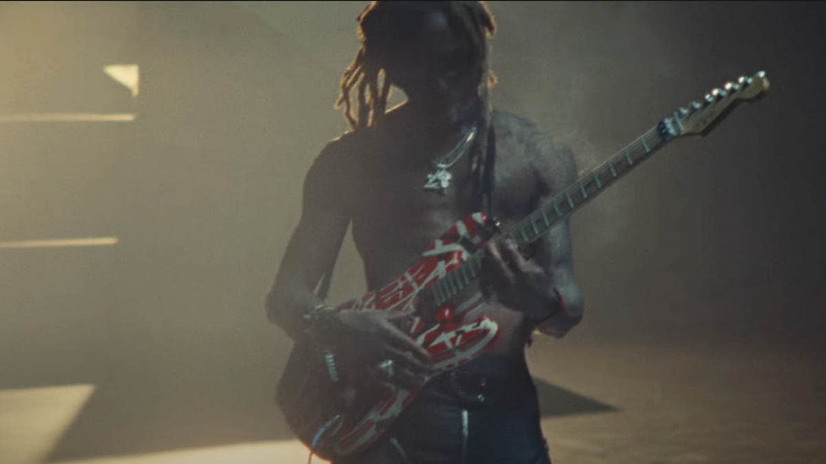  Lil' Wayne plays a guitar solo on an EVH Gear Striped Series Frankenstein 