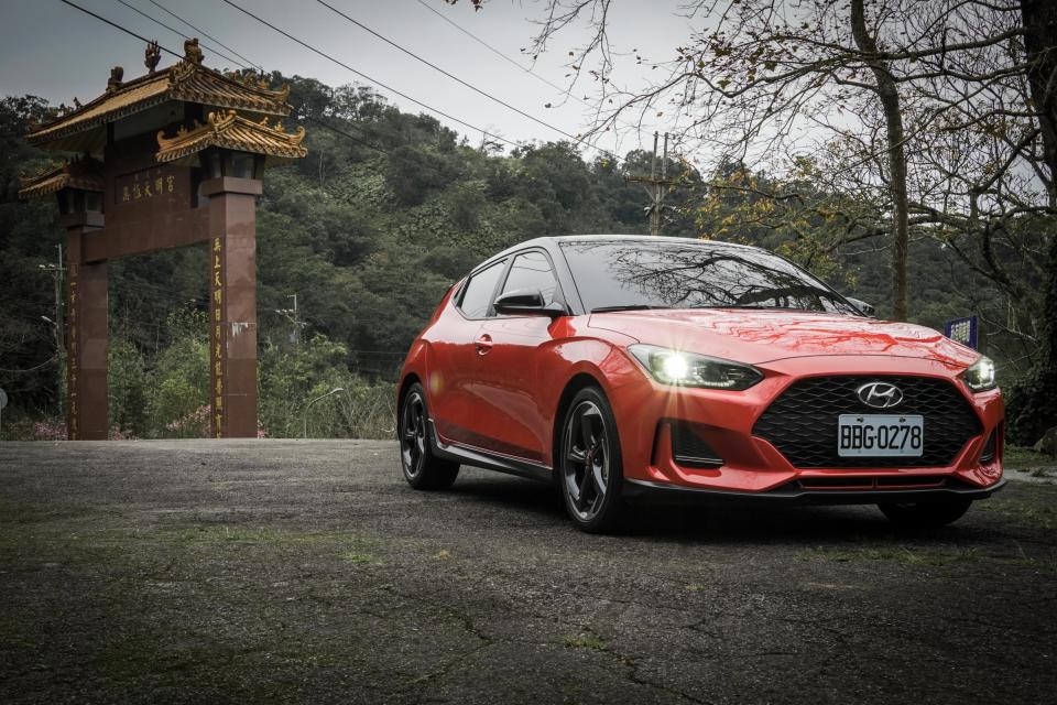 Veloster 1.6 Turbo 售價 115.9 萬，另有 119.9 萬的「風暴銀特仕車」。