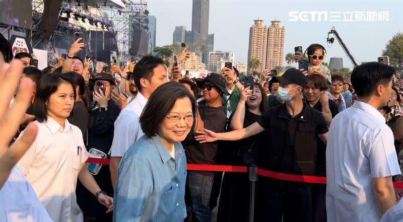 蔡英文來大港開唱，欣賞女神龍舞台苗可麗演出。（圖／記者鄭尹翔攝影）