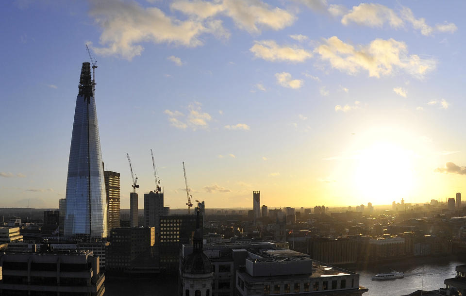 "The Shard" is seen at dusk in central London January 2, 2012. The building, due to be completed later this year, will be the tallest building in the European Union. REUTERS/Toby Melville (BRITAIN - Tags: CITYSPACE BUSINESS CONSTRUCTION)