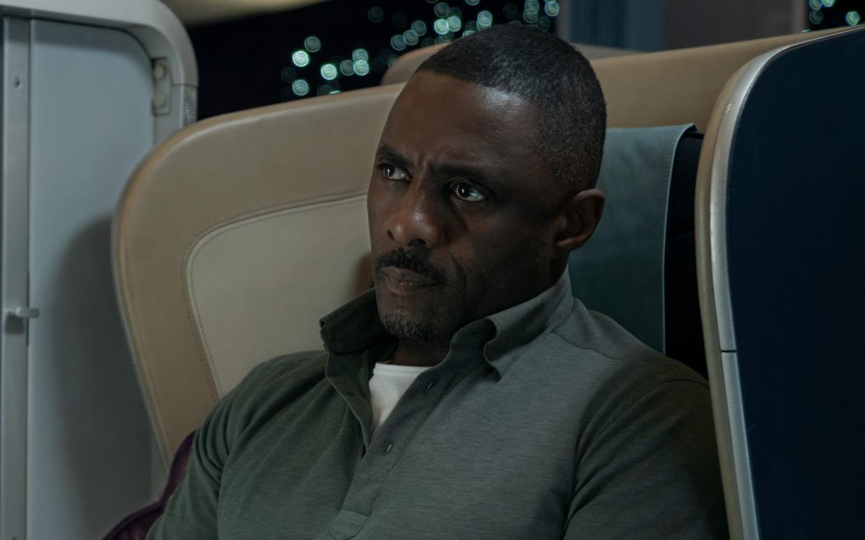 Das Leben von Sam (Idris Elba) und vieler anderer Passagiere ist in akuter Gefahr. (Bild: Apple )