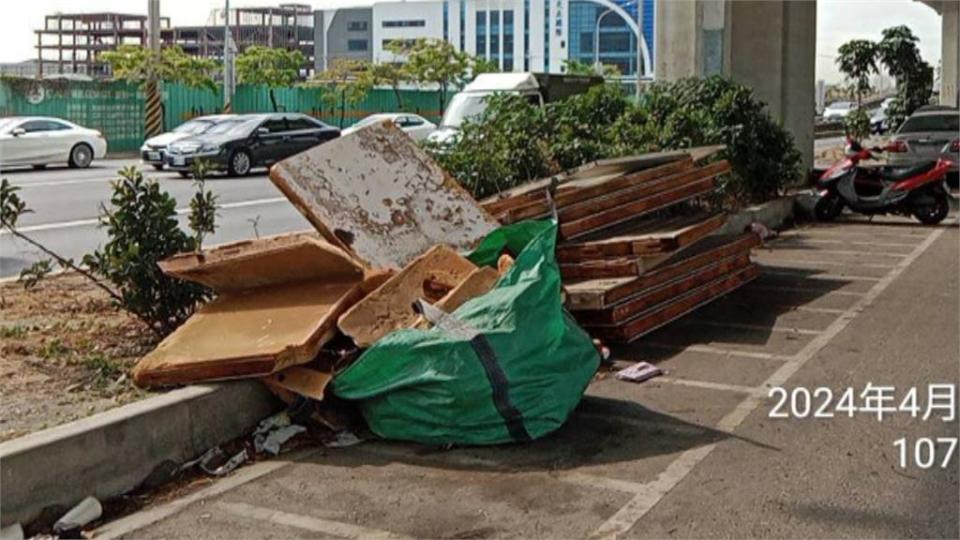 獨家！國道十號下方停車場成廢墟　多輛無牌報廢車停放環境髒亂