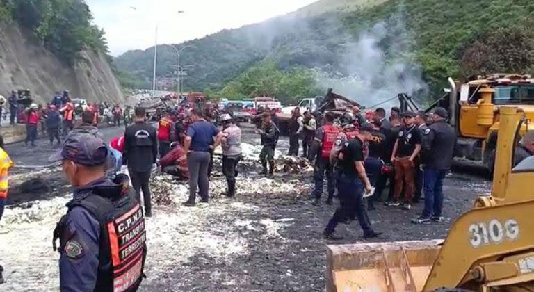 Un camión que transportaba thinner colisionó contra otros, lo que produjo las llamas y la mortal onda expansiva, provocando que en ambos lados de la autopista resultaran afectados, aunque el impacto se produjo en sentido Guarenas.