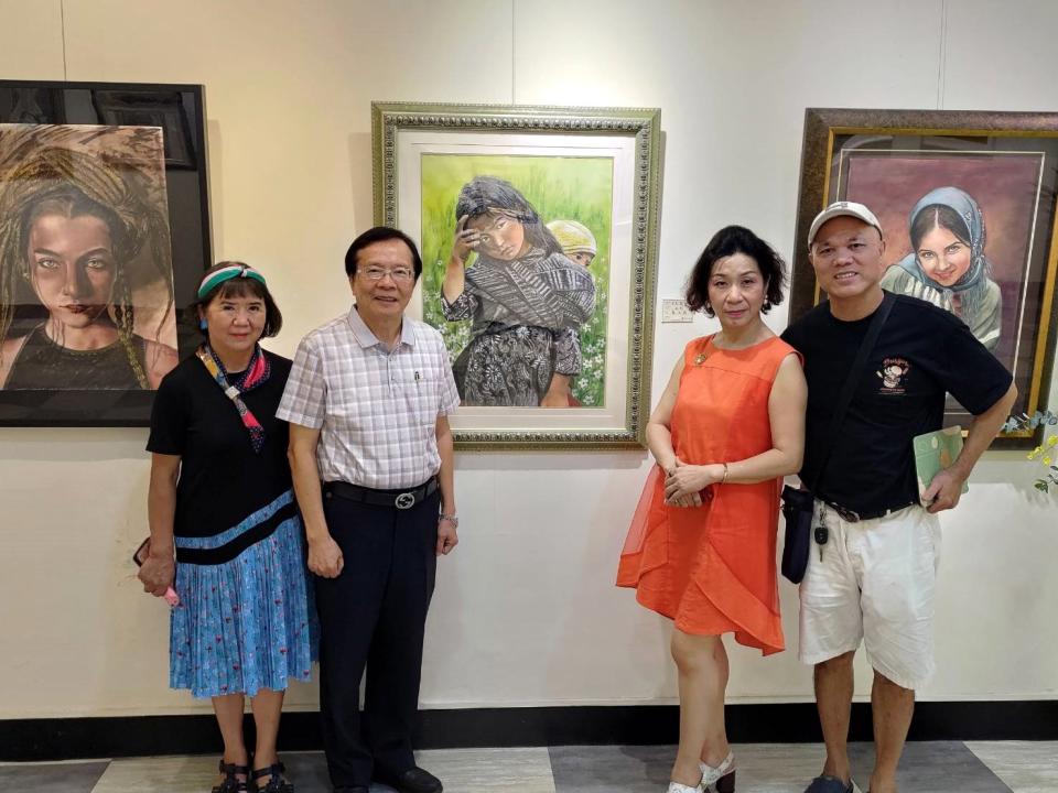 畫家蘇小燕（右二）在新化區楊逵文學紀念館舉辦個展，台南市藝術家協會榮譽理事長李文欽（左二）、理事李牡丹（左一）、老公林南雄（右一）是重要推手。（記者黃文記攝）