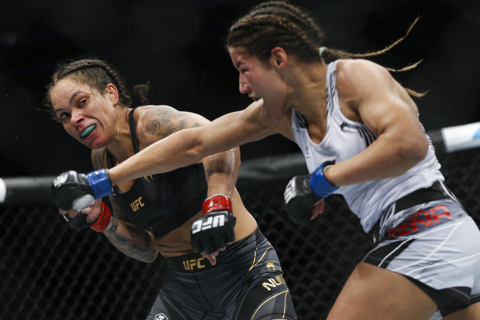 Julianna Pena lanza un puñetazo a Amanda Nunes durante una pelea por el título de peso gallo femenino en UFC 269 el 11 de diciembre de 2021. (AP)