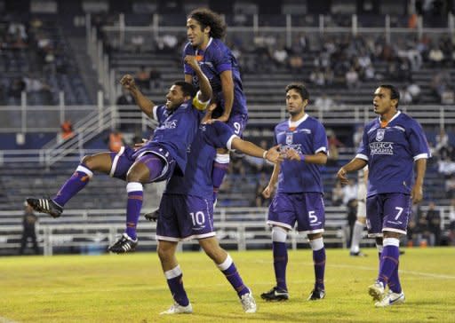 El Olimpia de Paraguay buscará sacar provecho el jueves del empate sin goles ante el uruguayo Defensor Sporting para tentar su pase a la segunda fase de la Copa Libertadores de América 2013, en partido de vuelta de la fase inicial previsto en Asunción. (AFP | Juan Mabromata)