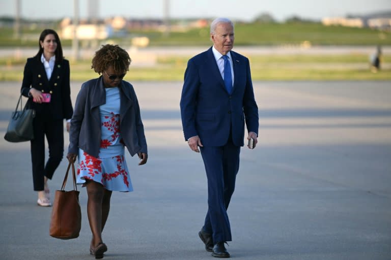 El presidente de EEUU, Joe Biden, y la secretaria de Prensa de la Casa Blanca, Karine Jean-Pierre, se dirigen al avión Air Force One para partir del aeropuerto internacional de Chicago O'Hare el 8 de mayo de 2024 (Mandel Ngan)