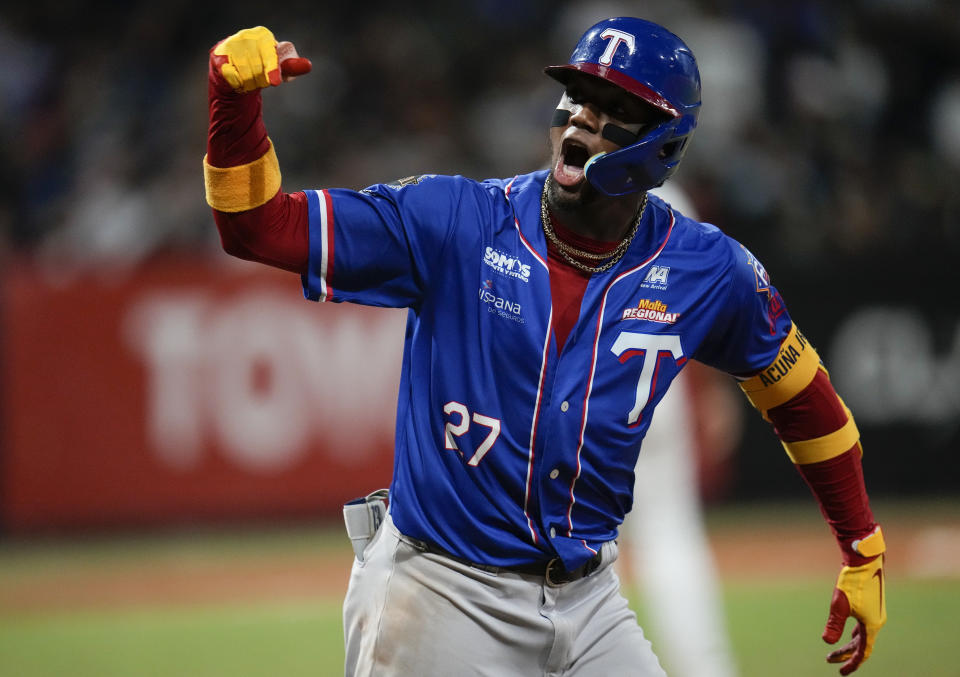 Ronald Acuna Jr., de los Tiburones de La Guaira, festeja luego de batear un jonrón ante los Leones del Caracas en un juego de la liga vencezolana, el martes 24 de enero de 2023. (AP Foto/Ariana Cubillos)