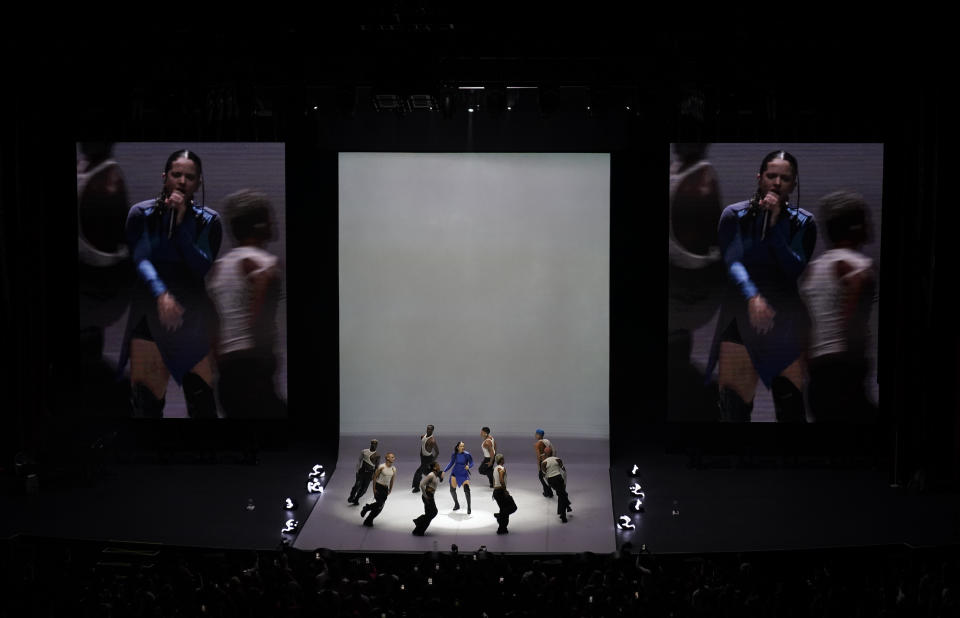 La cantante española Rosalía durante el primer concierto de su gira mundial Motomami en el Auditorio Nacional de la Ciudad de México el domingo 14 de agosto de 2022. (Foto AP/Eduardo Verdugo)