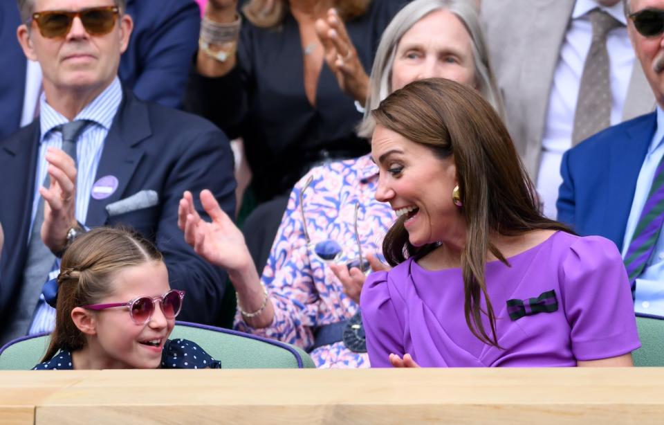 Princess Kate appears at Wimbledon tennis match!She looks good and remains elegant. The purple dress and handbag she wears are also from British brands.