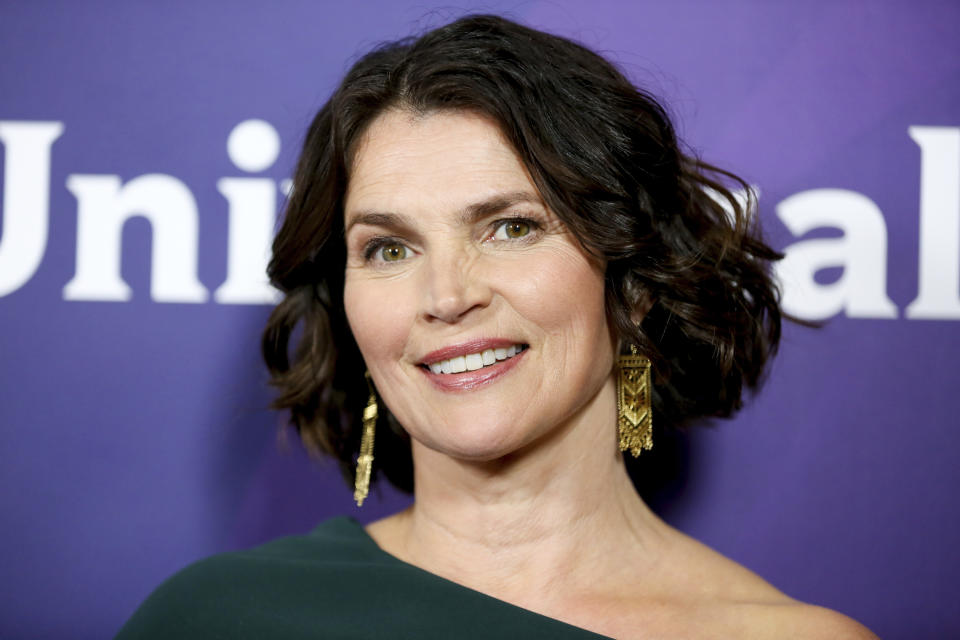 ARCHIVO - Julia Ormond, miembro del elenco de la serie de televisión "Incorpored", llega a la gira de prensa de verano de la Asociación de Críticos de Televisión de NBCUniversal el miércoles 3 de agosto de 2016 en Beverly Hills, California. Ormond presentó una demanda el miércoles 4 de octubre. 2023, acusando al ex productor de cine Harvey Weinstein de agredirla sexualmente en 1995 y luego obstaculizar su carrera, incluyó a Walt Disney Company, Miramax y sus exagentes por omisión ante el peligro que representaba Weinstein. (Foto Rich Fury/Invision/AP, archivo)