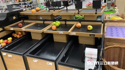 加州頒佈留守室內命令，矽谷超市水果被掃空。（圖／讀者提供）