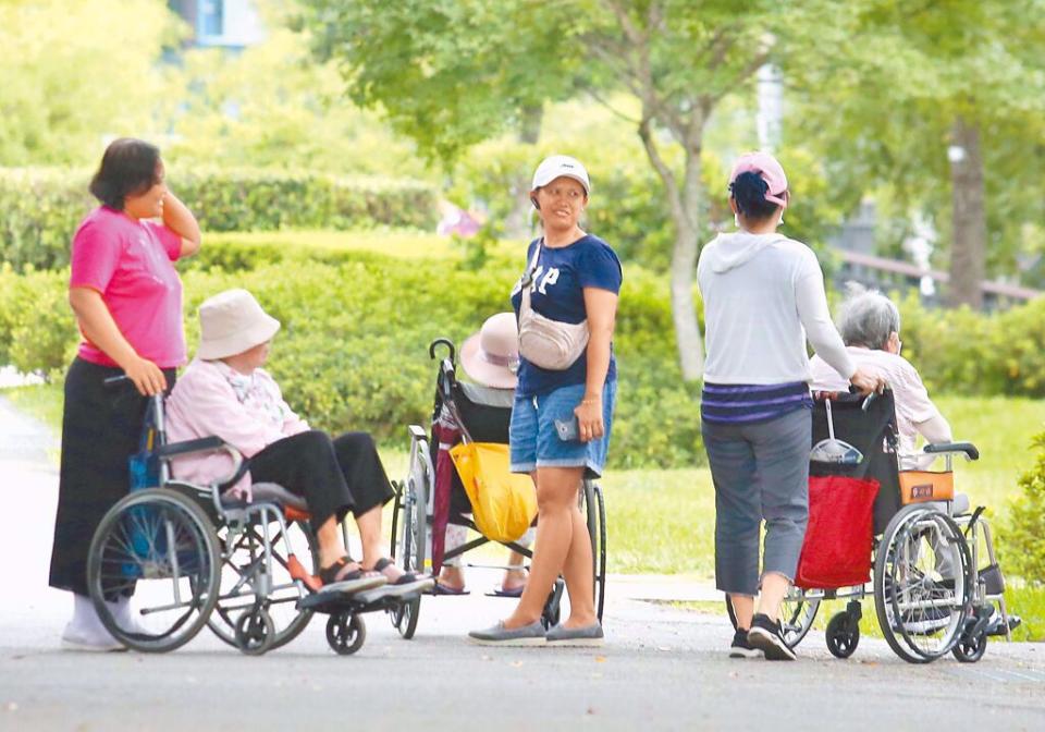 長照造成的社會問題需要透過妥善的制度面變革來改善。（示意圖／本報資料照）