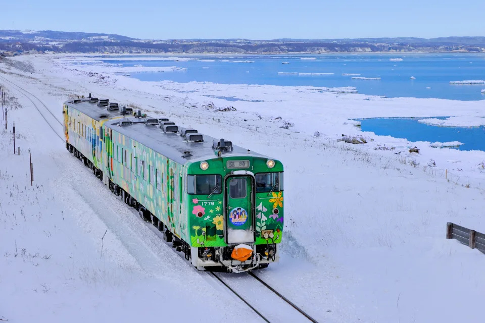 北海道每年冬季的流冰壯闊非常，JR 鐵道季節限定「流冰物語號」就在這個季節，接載乘客沿鄂霍次克海旁觀賞流冰。   （Visit Japan HK 圖片）