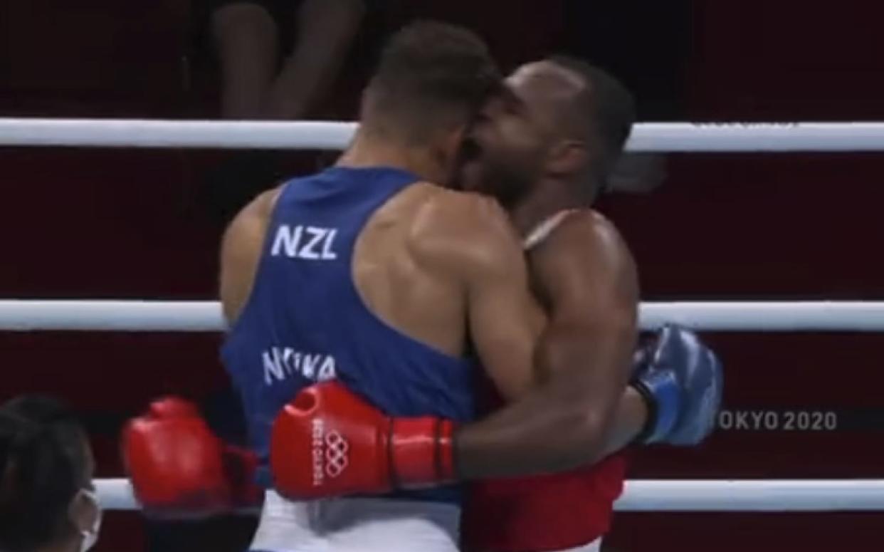 The moment Youness Baalla tried to bite David Nyika's ear during their bout at the Olympics - BBC