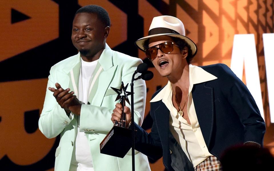 Bruno Mars (rechts) und Anderson Paak, auch bekannt als "Silk Sonic" waren die großen Abräumer des Abends. (Bild: 2022 Getty Images/Aaron J. Thornton)