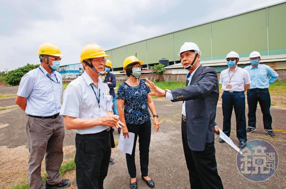 台灣中油董事長李順欽帶領中油同仁，仔細勘察未來加氫站可能用地的周遭狀況。