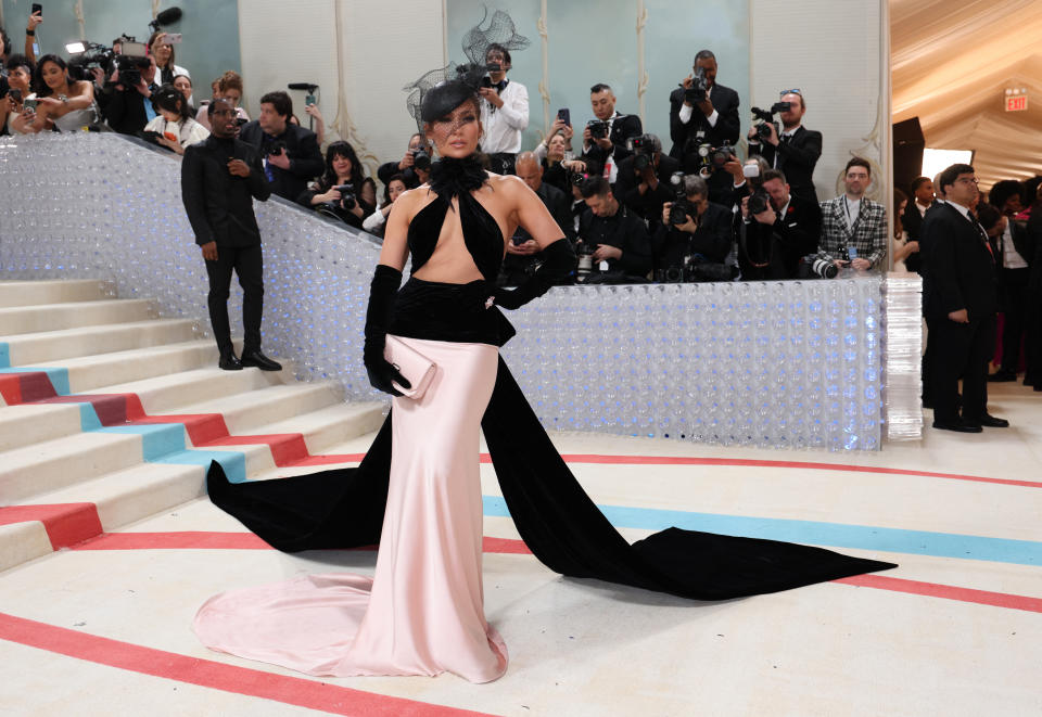 珍妮佛羅培茲出席2023時尚奧斯卡Met Gala。（圖／路透）