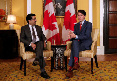 Canadian Prime Minister Justin Trudeau speaks to Kumar Mangalam Birla, Chairman of Aditya Birla Group during a meeting in Mumbai, India February 20, 2018. REUTERS/Danish Siddiqui