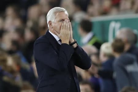 Britain Football Soccer - Everton v Crystal Palace - Premier League - Goodison Park - 30/9/16 Crystal Palace manager Alan Pardew reacts after James Tomkins missed a chance to score Action Images via Reuters / Carl Recine Livepic