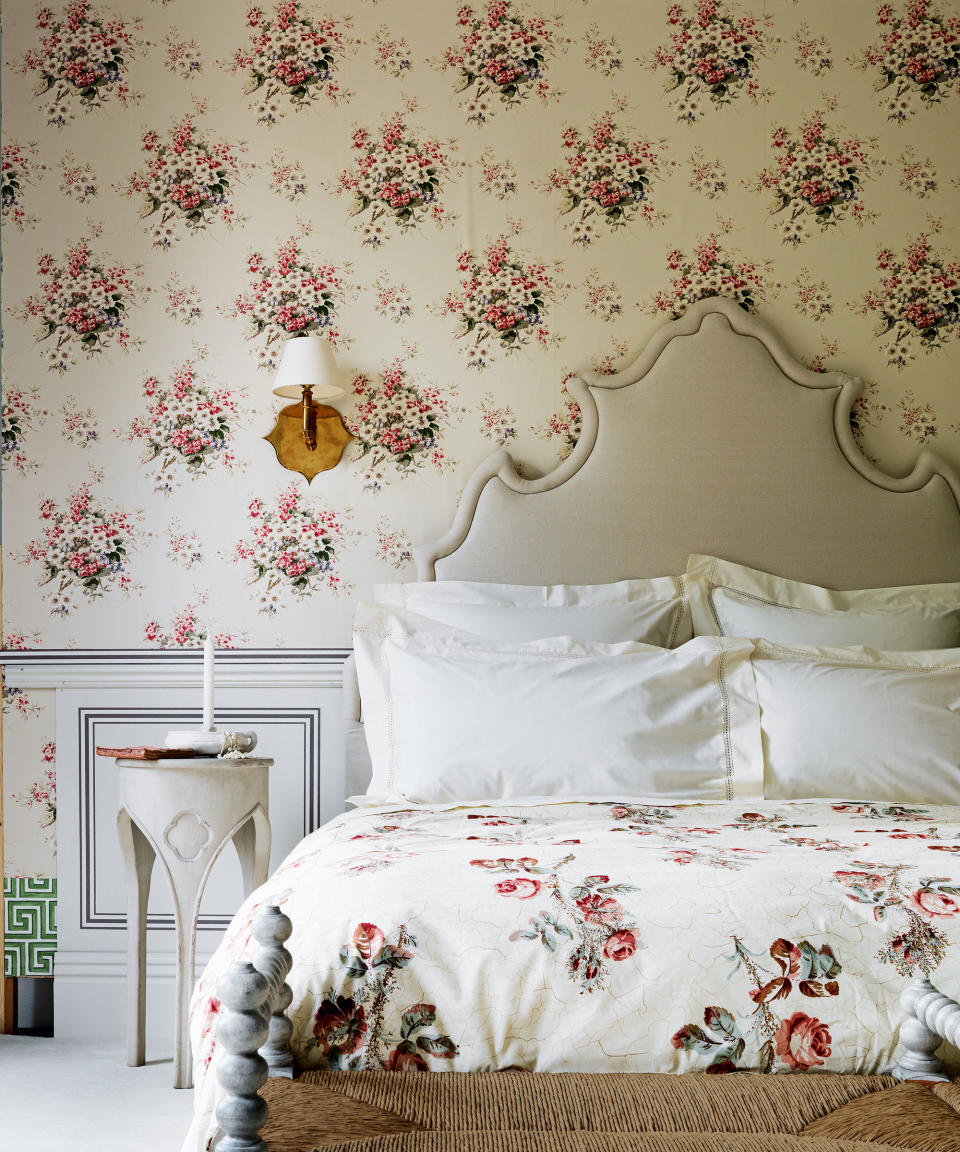 Pick pretty floral wallpaper ideas for bedrooms