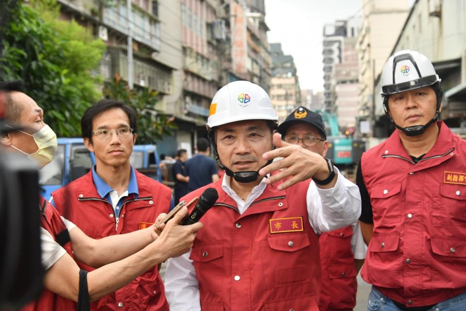 侯友宜隨後趕到現場，聽取自來水公司報告搶修進度。   圖：新北市政府提供