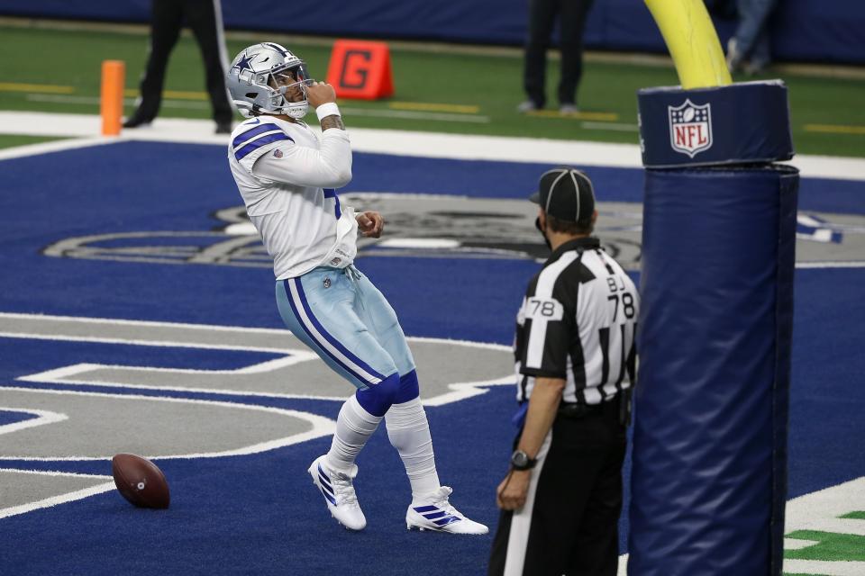 El quarterback Dak Prescott (4) de los Cowboys de Dallas suelta el ovoide tras anotar un touchdown ante los Falcons de Atlanta, el domingo 20 de septiembre de 2020, en Arlington, Texas. (AP Foto/Ron Jenkins)