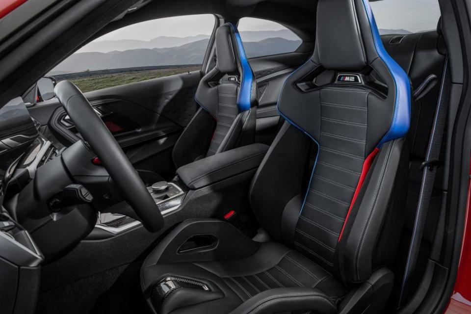 新一代的M2內裝配備全新設計的M Sport座椅，頭枕的M銘牌可依照需求發光，原廠也提供更進階的M Carbon桶型座椅以及碳纖維車頂可供選配。