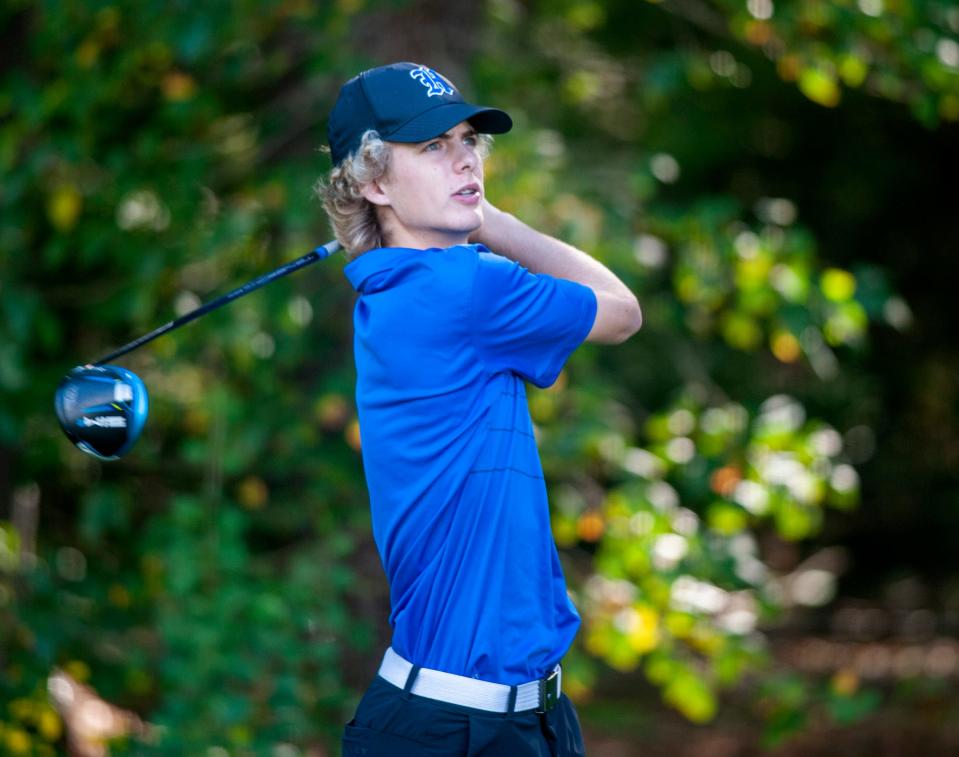 Lucas Levasseur, estudiante de tercer año de Hopedale High School, juega contra Tri-County en Hopedale Country Club, el 28 de septiembre de 2022.