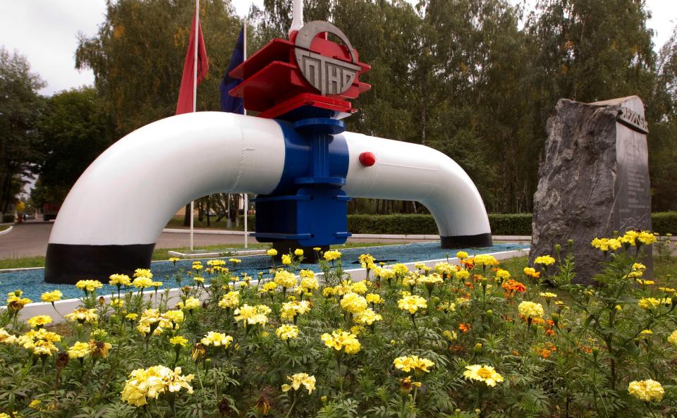 FILE PHOTO: A model of a pipeline is seen at the main entrance to the Gomel Transneft oil pumping station, which moves crude through the Druzhba pipeline westwards to Europe, near Mozyr, some 300 km (186.3 miles) southeast of Minsk, September 11, 2013. REUTERS/Vasily Fedosenko/File Photo