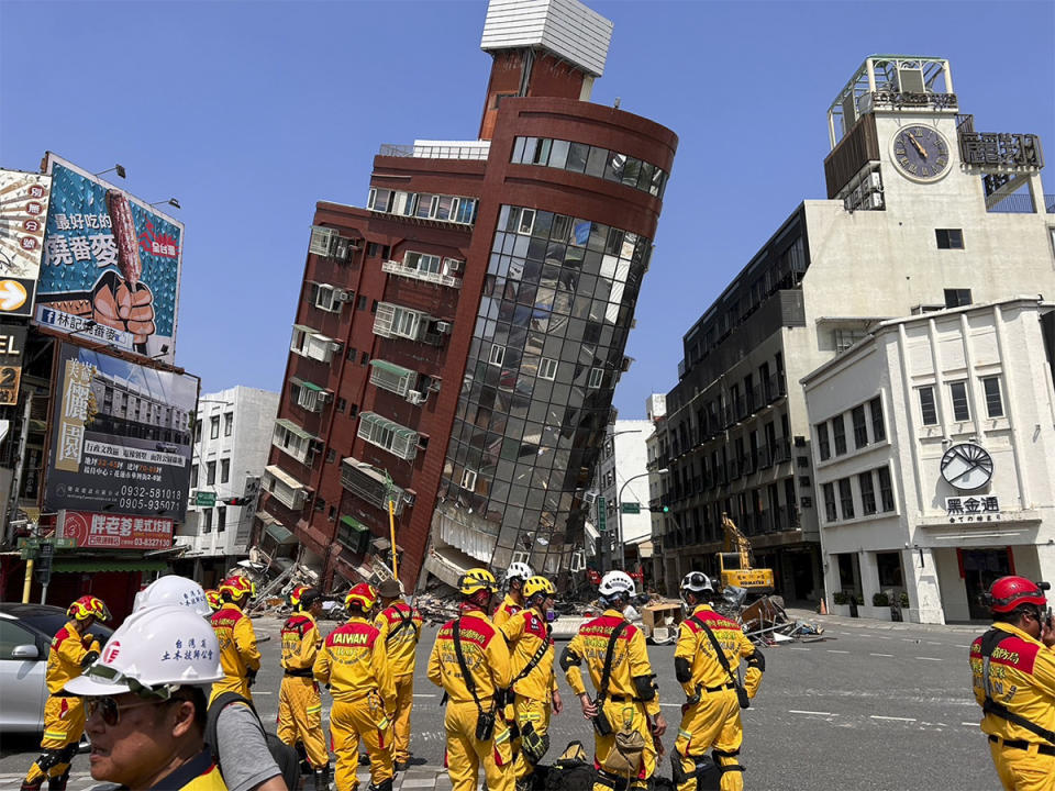 救難人員從花蓮市區倒塌的天王星大樓中救出22人。（圖：內政部提供）