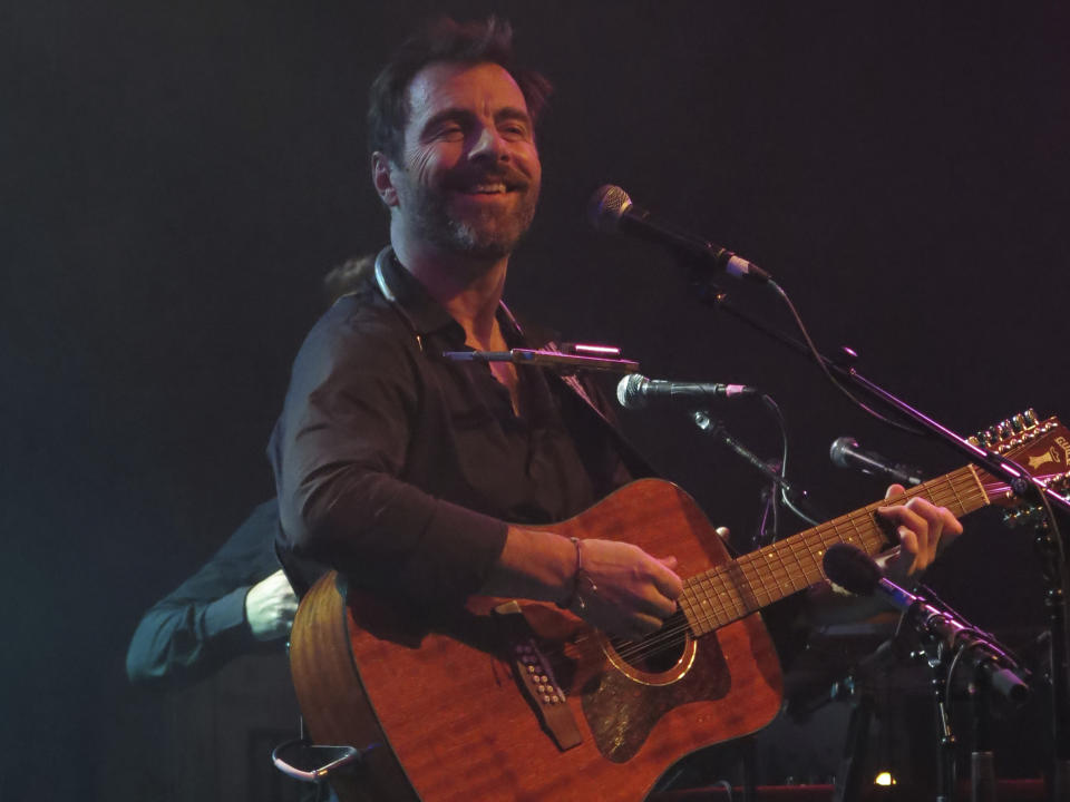 ARCHIVO- En esta fotografía del 11 de diciembre de 2019 el cantautor argentino-estadounidense Kevin Johansen durante un concierto en el Lunario de la Ciudad de México. Johansen comparte algunas de sus canciones y autores favoritos en “Tú ve”, un álbum en el que tiene invitados como Natalia Lafourcade, Jorge Drexler y David Byrne. (Foto AP /Berenice Bautista, archivo)