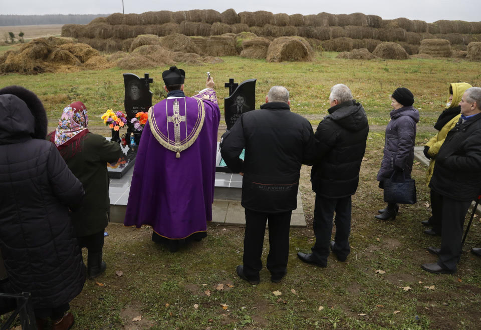 <p>A Catholic priest blesses graves marking All Saints’ Day on the edge of the cemetery in the village of Vselyub, 150 km ( 93 miles ) west of Minsk, Belarus, Wednesday, Nov. 1, 2017. Belarusian Catholics marked All Saints Day by visiting graves of their relatives. (Photo: Sergei Grits/AP) </p>