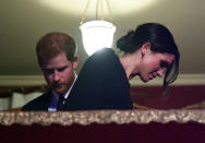 <p>Prinz Harry hingegen hatte natürlich seine Verlobte Meghan Markle mitgebracht. (Bild: Andrew Parsons/Pool via Reuters) </p>