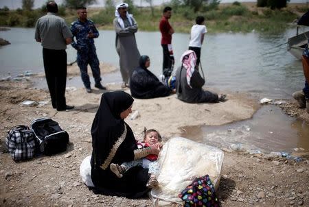 Displaced Iraqis wait to cross the Tigris River by a boat after the bridge has been temporarily closed, in western Mosul, Iraq May 6, 2017. REUTERS/Suhaib Salem