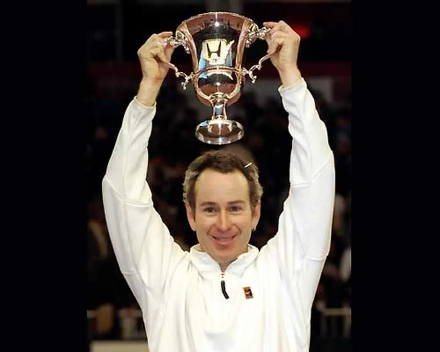 Irgendwo logisch, dass ein Typ wie McEnroe nicht der ist, der sich nach seiner aktiven Karriere still zurückzieht. Er blieb auf der ATP Champions Tour aktiv und ist bei den Showturnieren ehemaliger Größen der erfolgreichste Spieler aller Zeiten