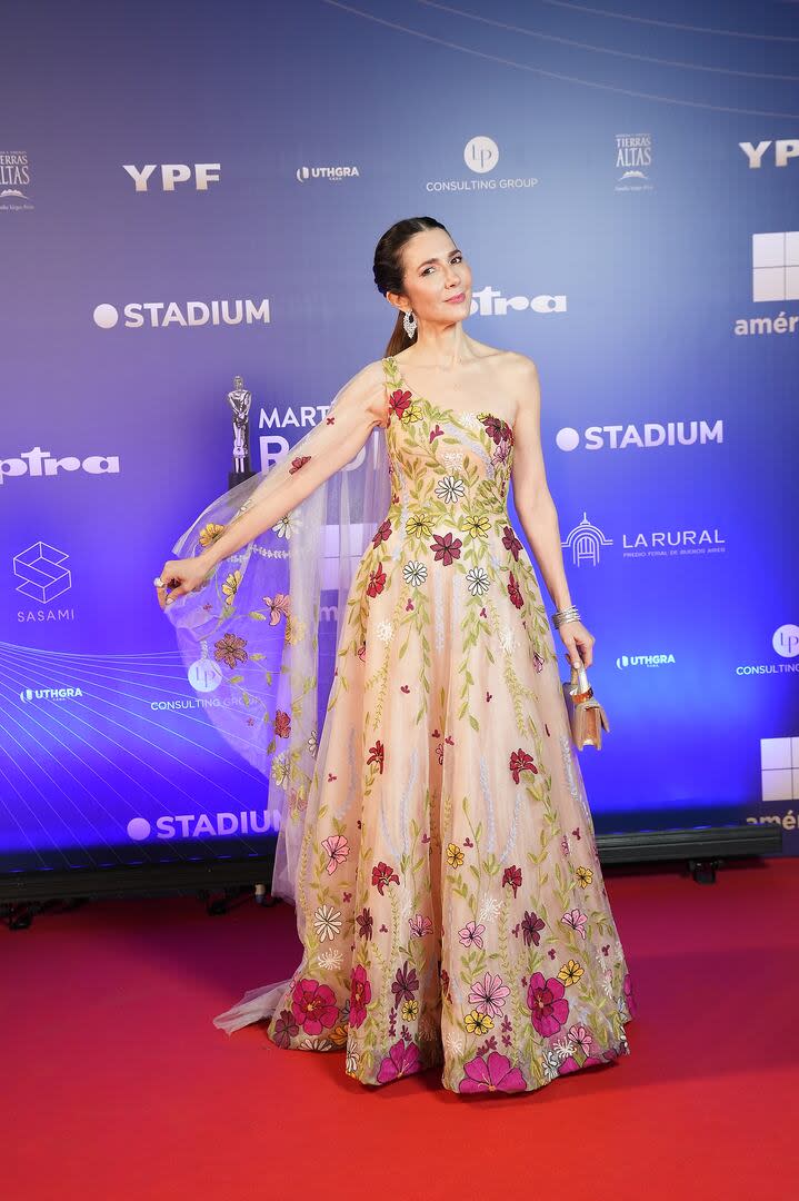 Cristina Pérez eligió un impresionante vestido con un bordado floral de Gabriel Lage que combinó con joyas de Jean Pierre. “Yo amo hacer radio, soy muy feliz haciendo radio y siento que saca lo verdadero de las personas”, explicó. “Creo que la radio nos acerca más a la gente”, agregó, y mencionó a su equipo de trabajo